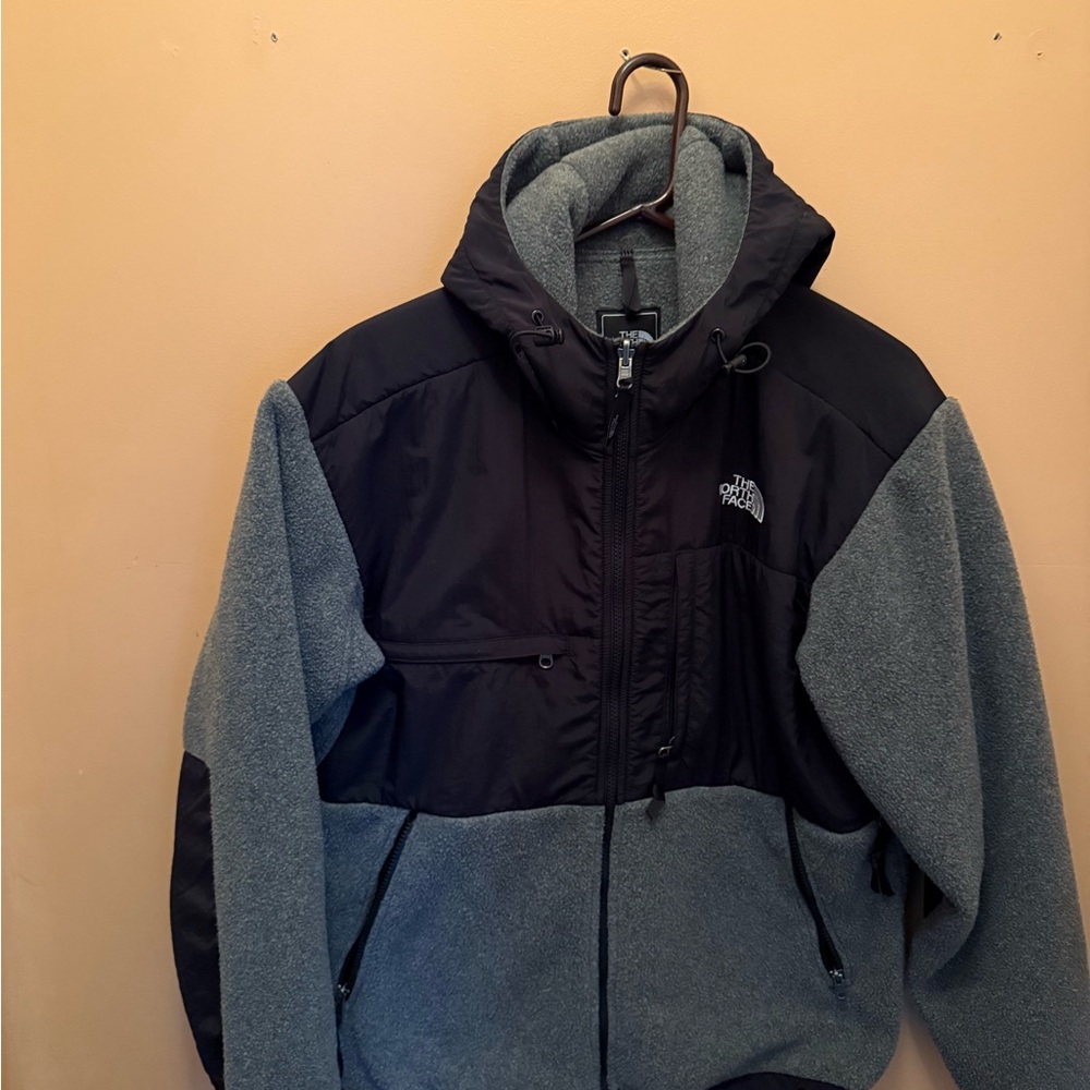 The North Face men’s Charcoal Fleece Jacket
